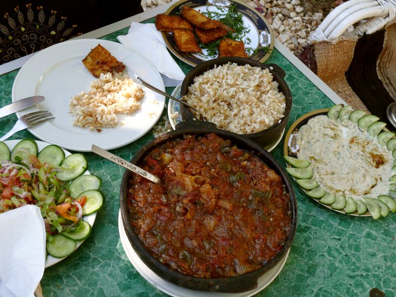 Ein Tisch voller ägyptischen Köstlichkeiten